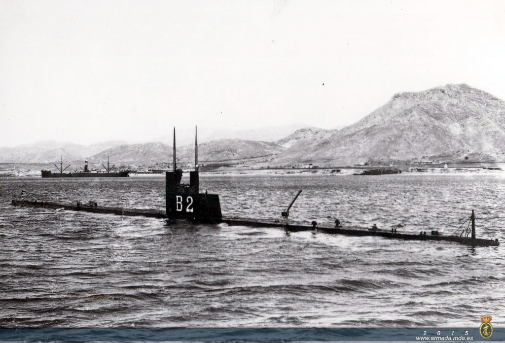 Submarino B-2 con la cubierta a ras de agua, probablemente durante una inmersión estática.